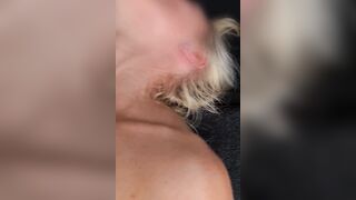 Masturbo la mia porca col dildo che geme