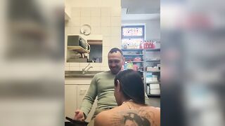 Pompino barista tettona al bar