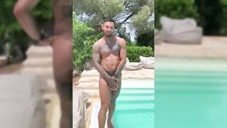 Famoso ofanser nudo in piscina