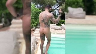 Famoso ofanser nudo in piscina
