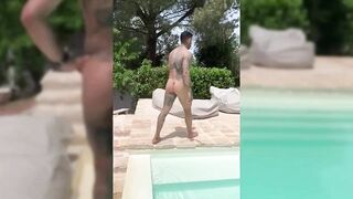 Famoso ofanser nudo in piscina
