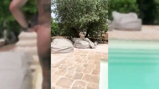 Famoso ofanser nudo in piscina