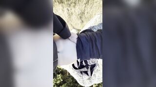 Scopat all'aperto a pecorina su una pietra