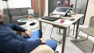 Pompino moglie inginocchiata sotto il tavolo