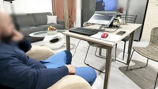 Pompino moglie inginocchiata sotto il tavolo