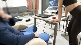 Pompino moglie inginocchiata sotto il tavolo