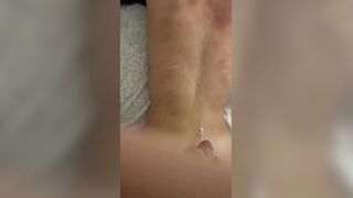 Sbatto la fica stretta di mia moglie e la schizzo sulla schiena