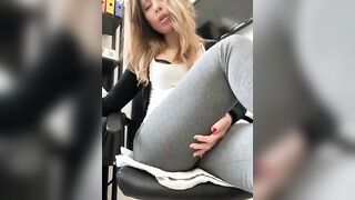 Milf bionda italiana si masturba in ufficio