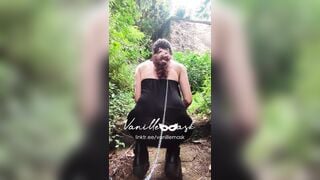 Il padrone porta Vanille al guinzaglio a fare squat nel bosco