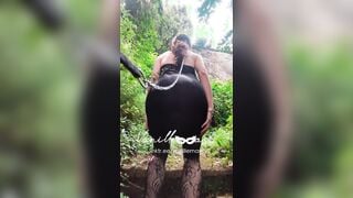 Il padrone porta Vanille al guinzaglio a fare squat nel bosco