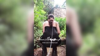 Il padrone porta Vanille al guinzaglio a fare squat nel bosco