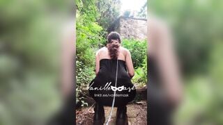 Il padrone porta Vanille al guinzaglio a fare squat nel bosco