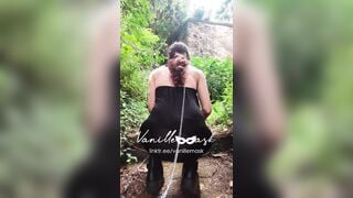 Il padrone porta Vanille al guinzaglio a fare squat nel bosco