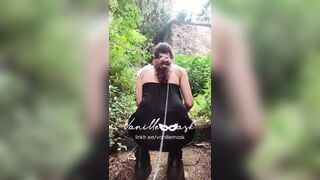 Il padrone porta Vanille al guinzaglio a fare squat nel bosco