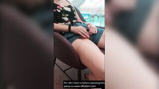 Segretaria si masturba in pubblico