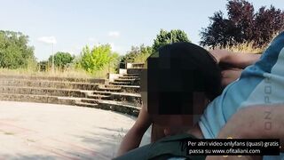 Scopata all aperto in un parco