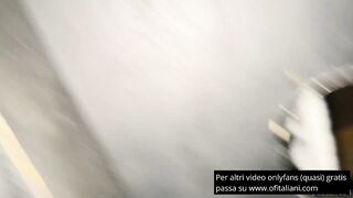 Porto la mia ragazza a succhiare altri cazzi