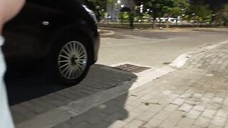 Dogging moglie italiana che spompina 3 guardoni davanti al cornuto