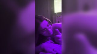 Fidanzata diciottenne mi svuota le palle per tutta la notte e si fa sborrare in bocca