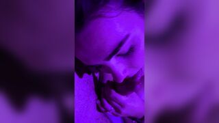 Fidanzata diciottenne mi svuota le palle per tutta la notte e si fa sborrare in bocca