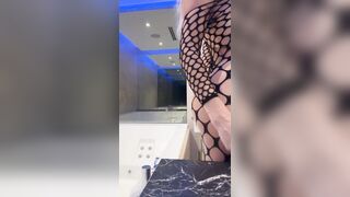 Ditalino ragazza bionda in tutina a rete