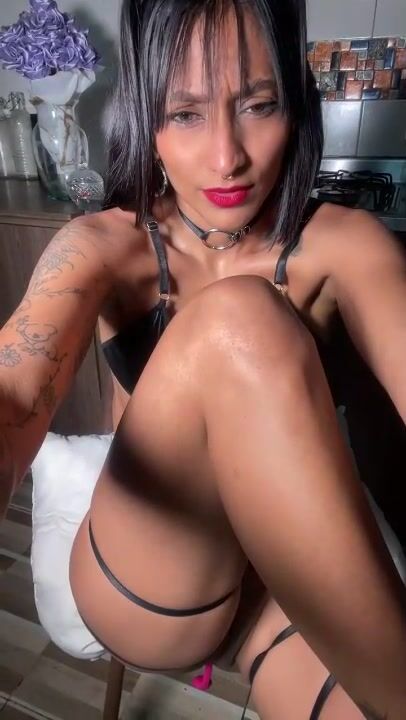 Morettina italiana piedi in primo piano si masturba