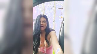 Tettona con grosso culo all'aperto