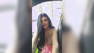 Tettona con grosso culo all'aperto