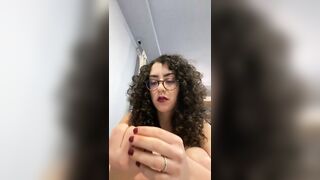 Ricciolina italiana si palpa le tette