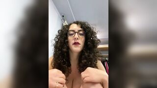 Ricciolina italiana si palpa le tette