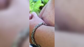 Doppia sborrata in faccia all'aperto