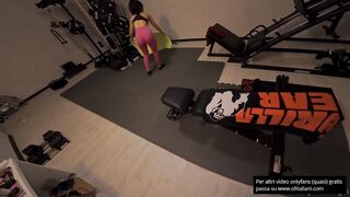 Giovane italiana scopa con personal trainer