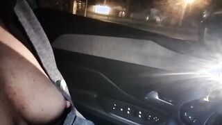 Mia moglie si fa toccere le tette in auto da sconosciuto