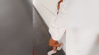 Moglie esibizionista upskirt in treno senza slip