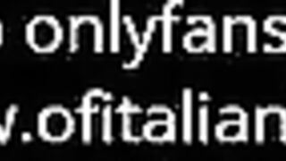 Lei di c0ppiaf3t1sh si masturba con coda