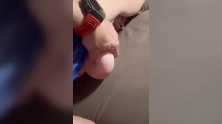 Presa a pecorina con mutandine azzurre di lato