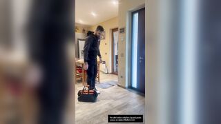 Si fa scopare in cucina