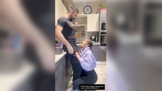 Si fa scopare in cucina