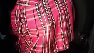 Moglie ninfomane palpata in auto dagl i amici