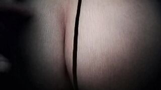 Moglie ninfomane palpata in auto dagl i amici