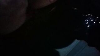 Moglie ninfomane palpata in auto dagl i amici