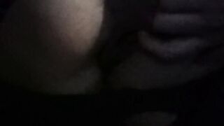 Moglie ninfomane palpata in auto dagl i amici