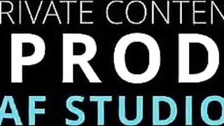 Coppia reale scopa sul divano con crampie