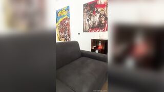 Ragazza tatuata italiana con belle tettone