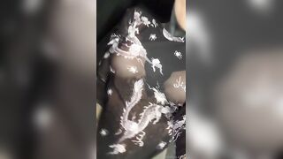 Ragazza tatuata italiana con belle tettone