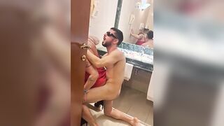 Scopando in bagno la moglie troia dell'amico cornuto