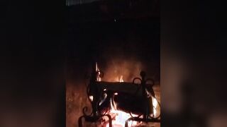 Pompino davanti al camino