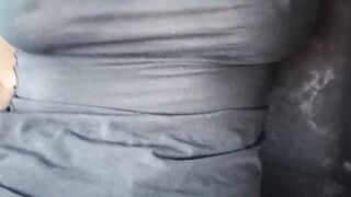 Moglie troia in macchina si masturba con dildo