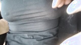 Moglie troia in macchina si masturba con dildo