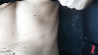 Moglie troia in macchina si masturba con dildo